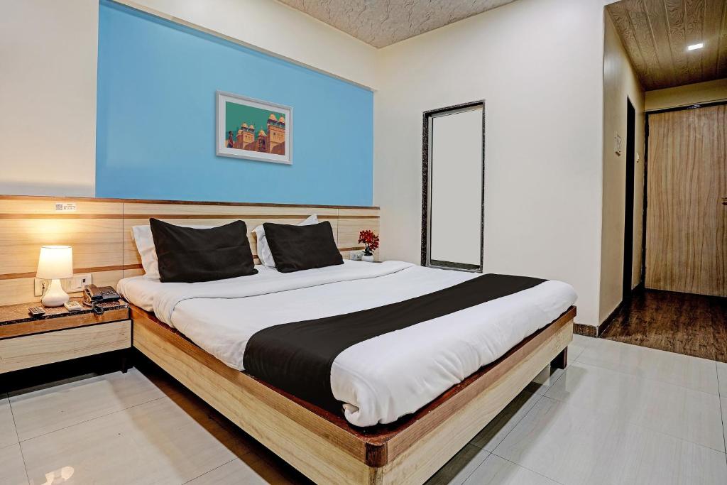 孟买Collection O Guru Heritage Kalamboli的一间卧室,卧室内配有一张大床