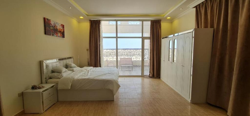 阿可贺巴كورال بيت العطلات的一间卧室设有一张床和一个大窗户