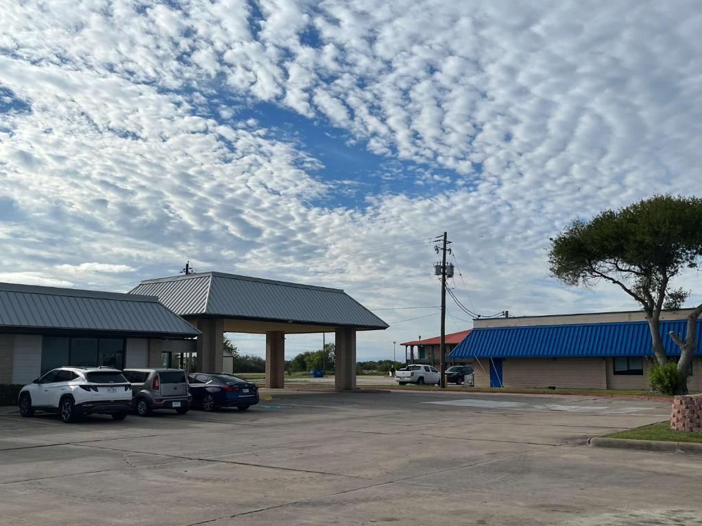 拉瓦卡港Studio 6 Port Lavaca, TX的停车场,停车场停在大楼前