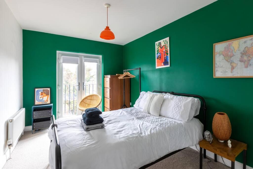 马盖特SEA HEIGHTS MARGATE的一间带绿色墙壁和床的卧室