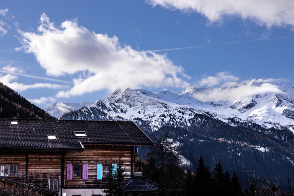 巴德加斯坦Almgasthof Windischgrätz的享有白雪山景的度假屋