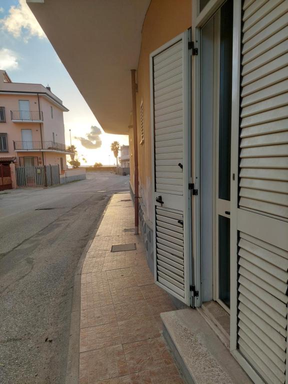 圣欧费米亚拉默齐亚b&b Sirianni的一条空的街道,靠近一个有门的建筑