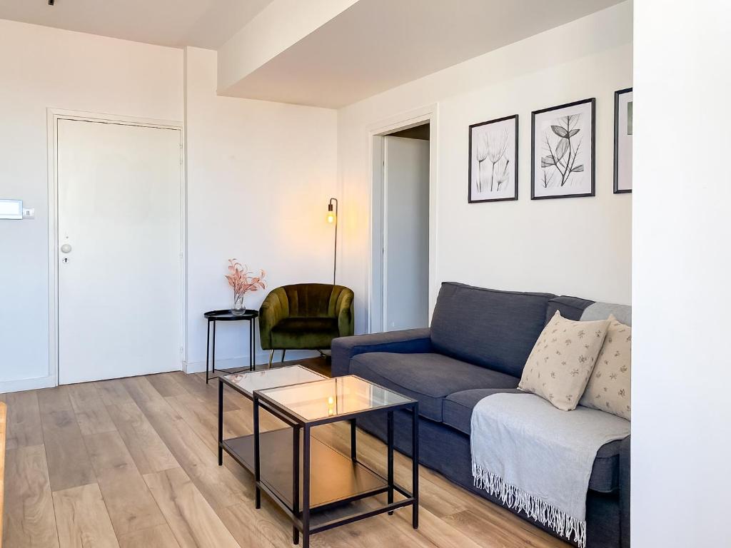 利马索尔Phaedrus Living: Ourania City Heights Flat的客厅配有蓝色的沙发和桌子