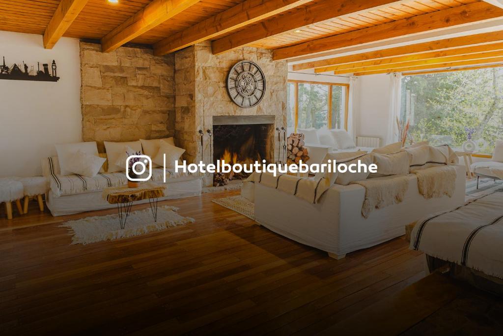 圣卡洛斯-德巴里洛切Hosteria Boutique Bariloche的带沙发和壁炉的客厅