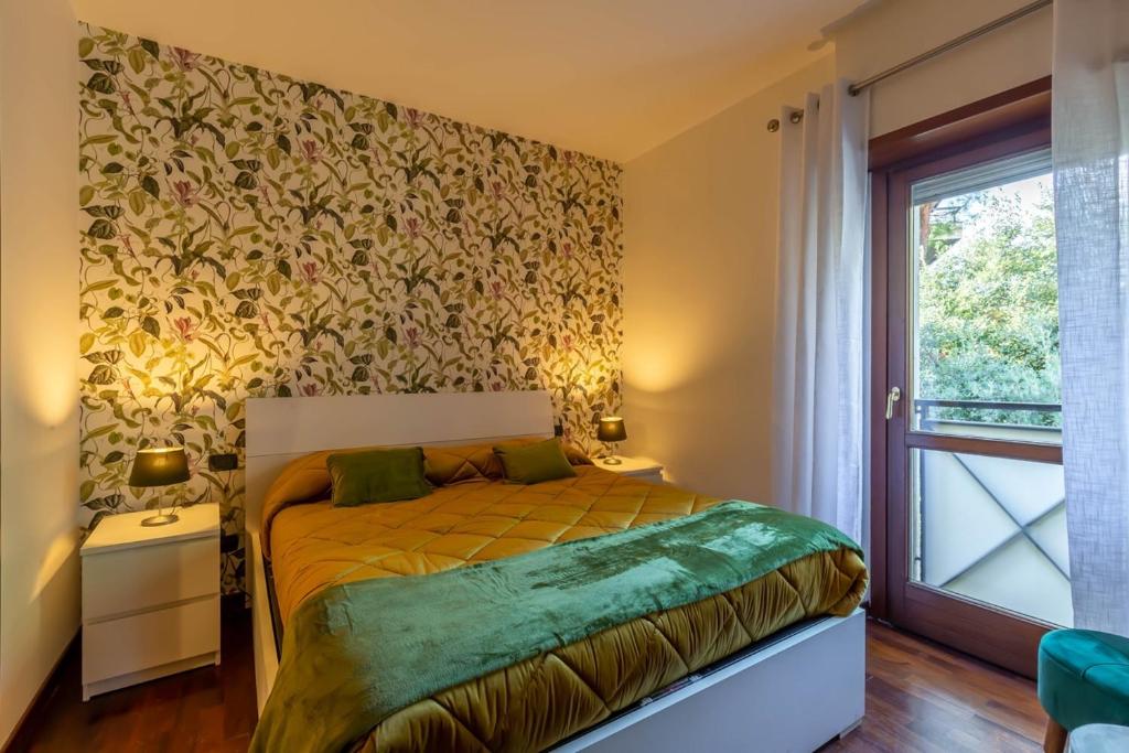 罗马LU Apartment Eur的一间卧室设有一张床和一个窗口