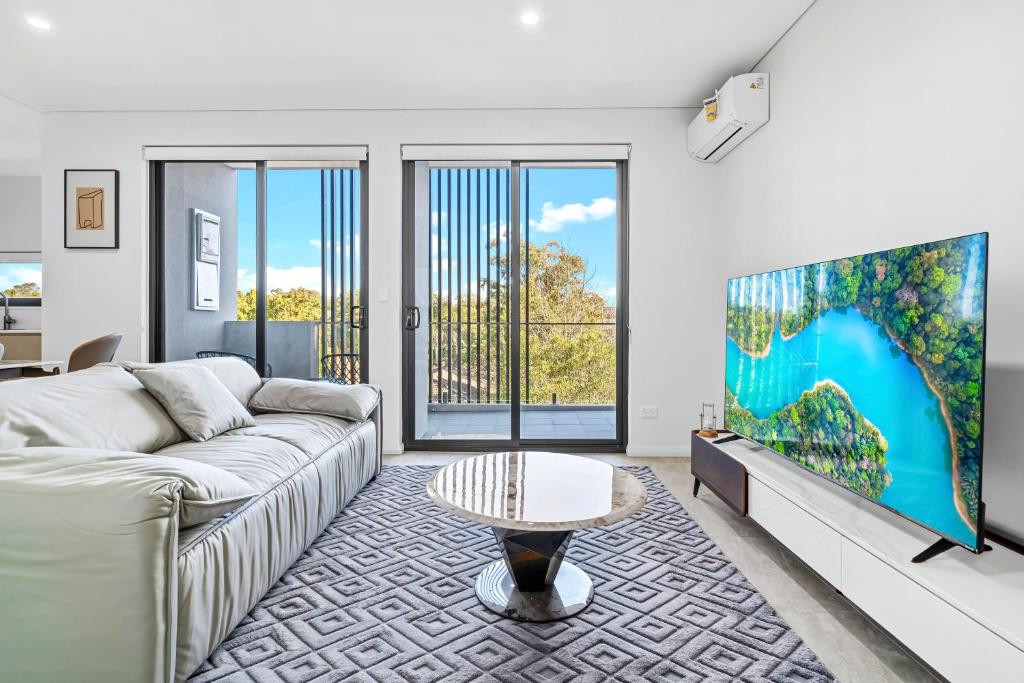 悉尼Urban Oasis in Heart of Homebush的带沙发和电视的客厅