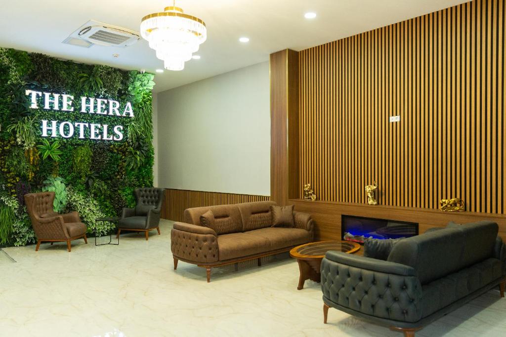 伊斯坦布尔The Hera Business Hotels & Spa的大堂配有沙发和椅子,还有标牌读取英雄酒店的作品