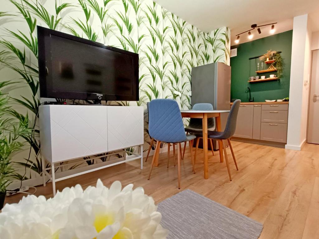 斯诺科Holi Resort的客厅配有电视和桌椅