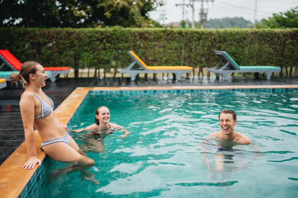 苏梅岛Chill Inn Samui Hostel and Restaurant的一群人在游泳池里