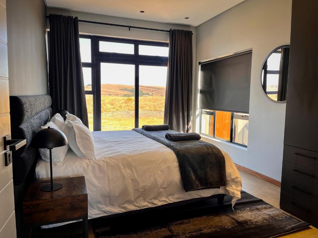德尔斯特鲁姆Highland Gate Range View的一间卧室设有一张床和一个大窗户