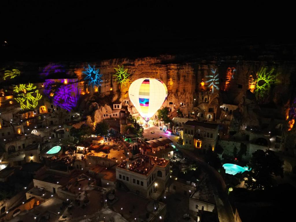于尔居普尤纳克埃夫勒里卡帕多西亚酒店的夜间飞过城市的热气球