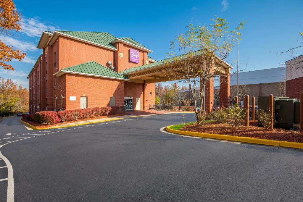 莫宁赛德Sleep Inn & Suites near Joint Base Andrews-Washington Area的前面有一条路的大建筑