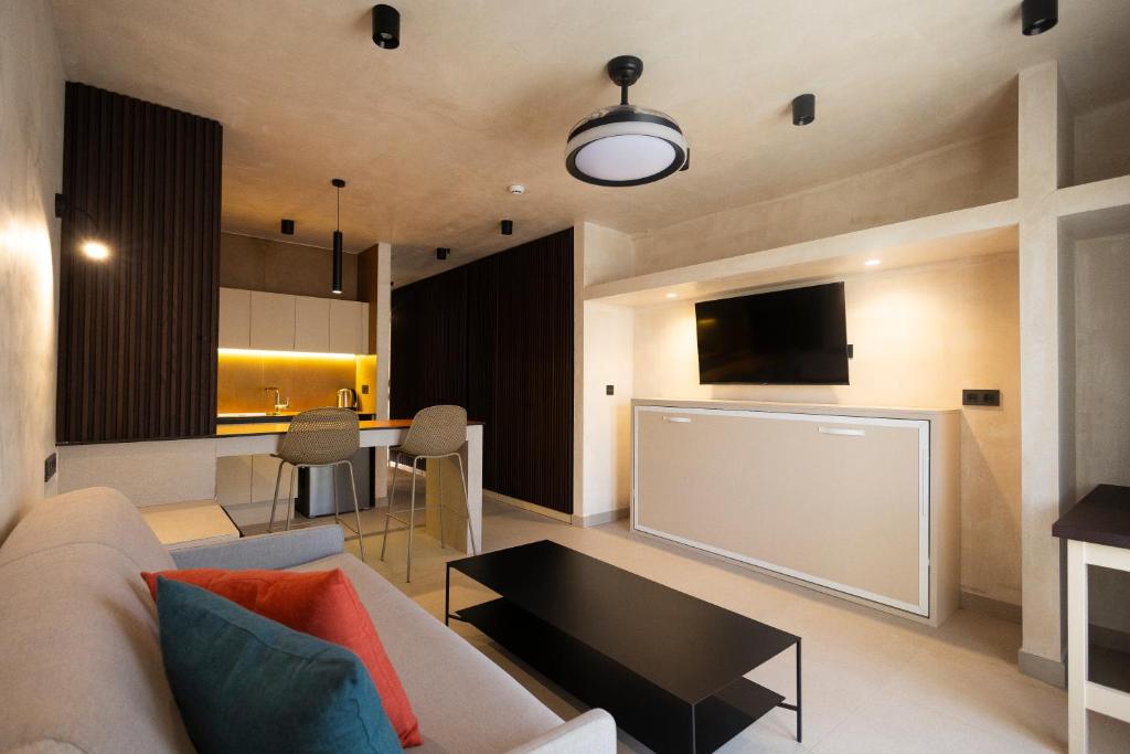 美洲海滩普拉亚祖尔公寓的客厅配有沙发和桌子