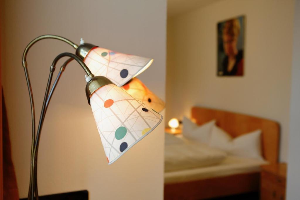 弗拉敦根Gasthof Krone Fladungen的一间酒店客房内的灯,床