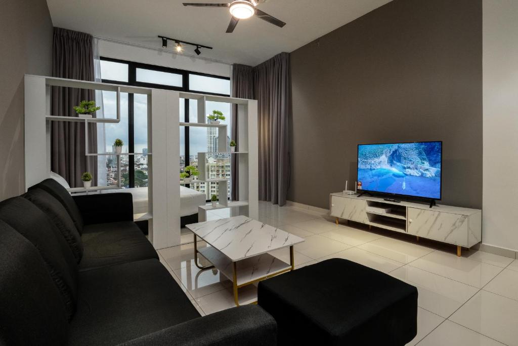 乔治市Penang KTHOME Beacon Executives suite的带沙发和平面电视的客厅