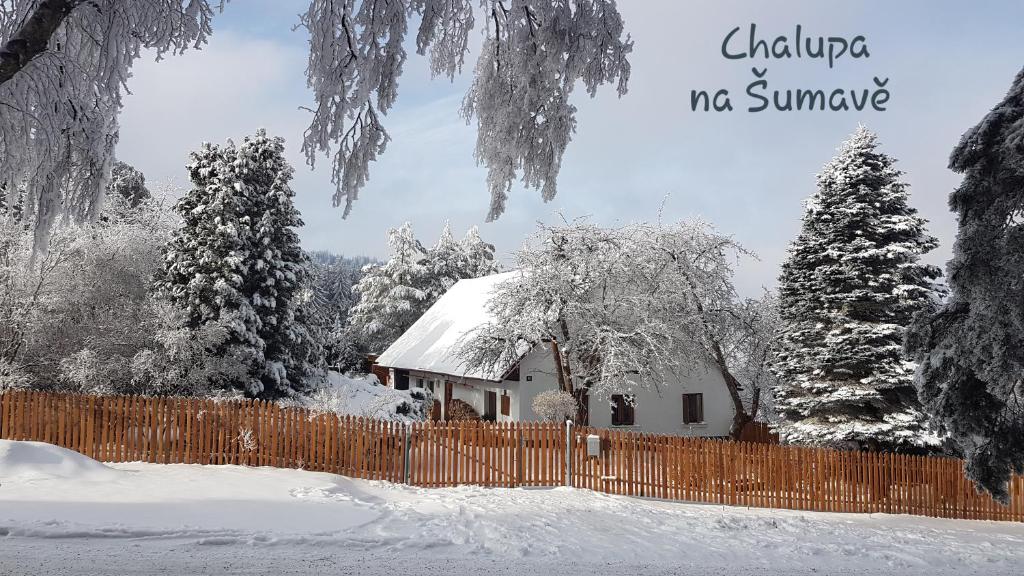 Nová VesChalupa na Šumavě, od soboty do soboty的围栏旁的雪地房子