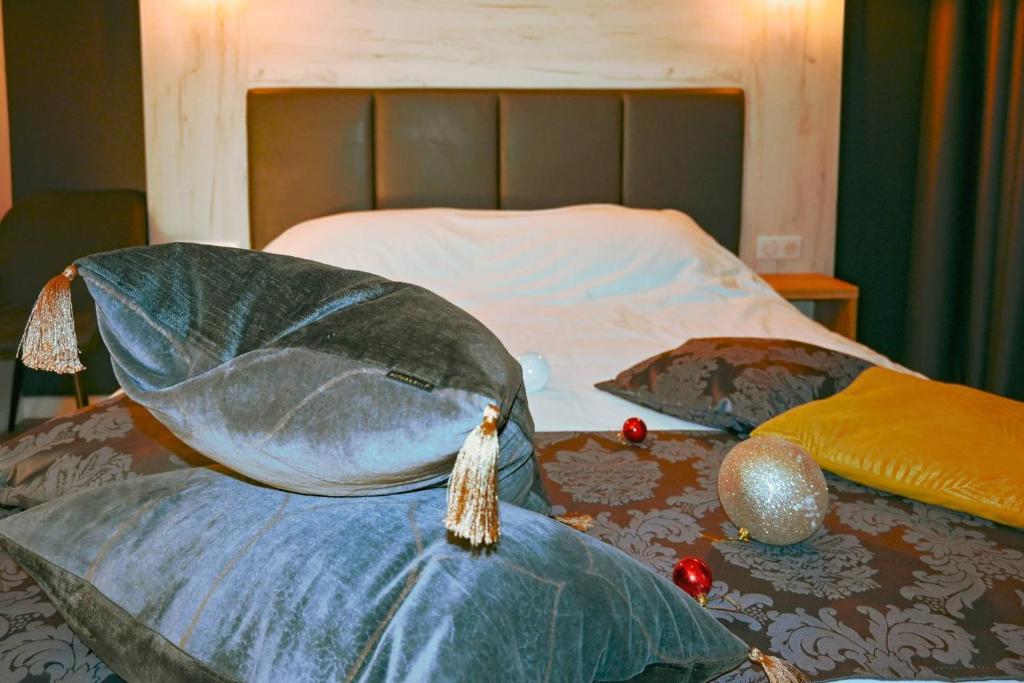 阿涅尔兹Logis Clermotel - Hôtel & Restaurant的床上有2个枕头