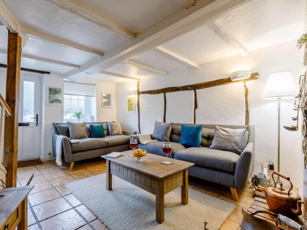 巴恩斯特珀尔3 bed in Braunton 85884的客厅配有两张沙发和一张咖啡桌