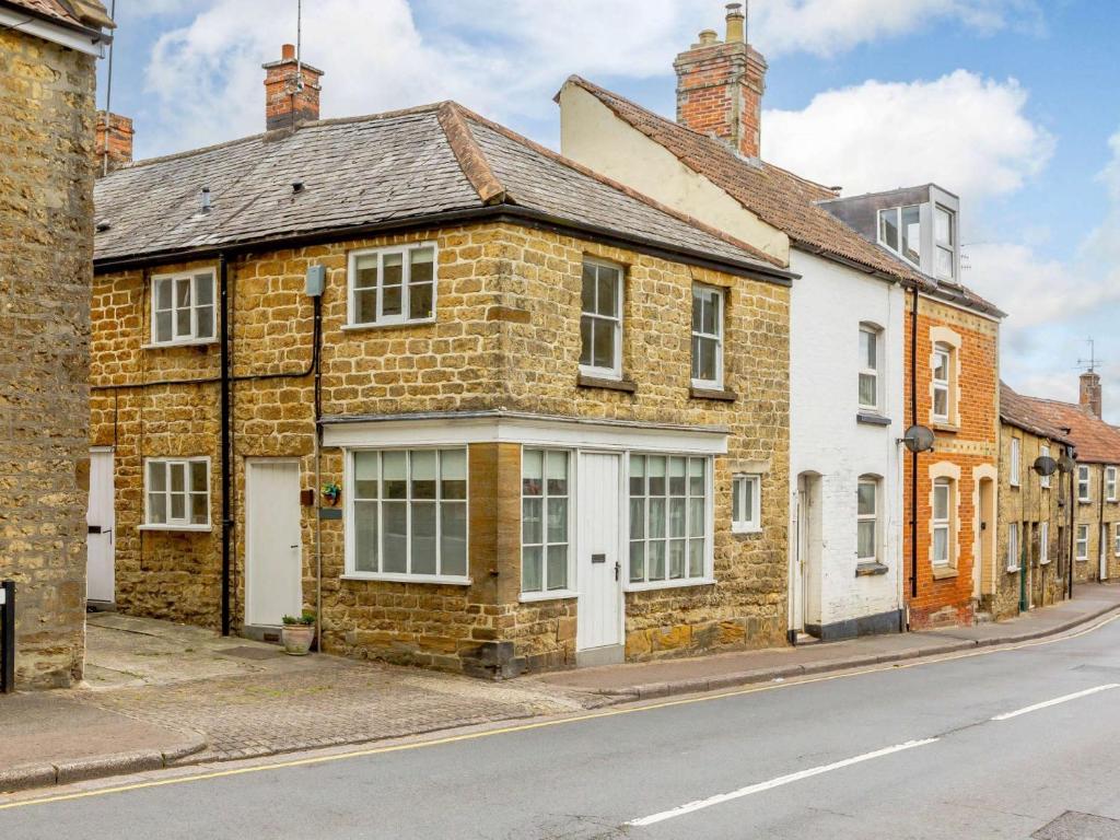 克鲁肯2 Bed in Crewkerne 88437的街道边的旧砖房