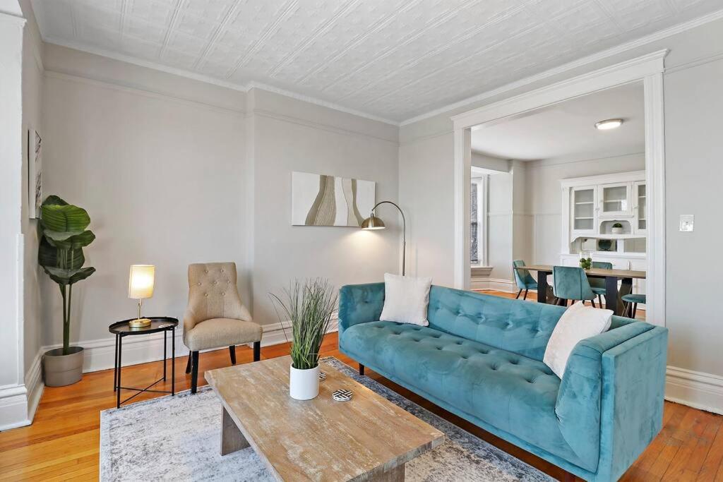 芝加哥2BR Bright and Lovely Apt - Leland 3的客厅配有蓝色的沙发和桌子