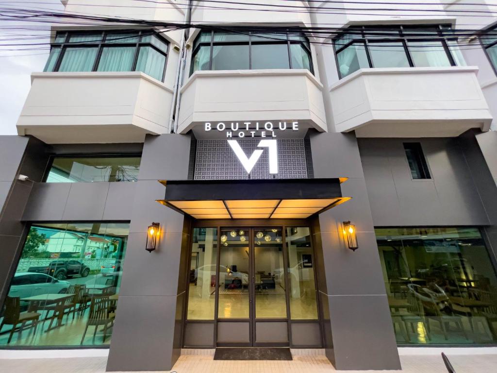 北碧V1 boutique hotel的上面有精品酒店标志的建筑