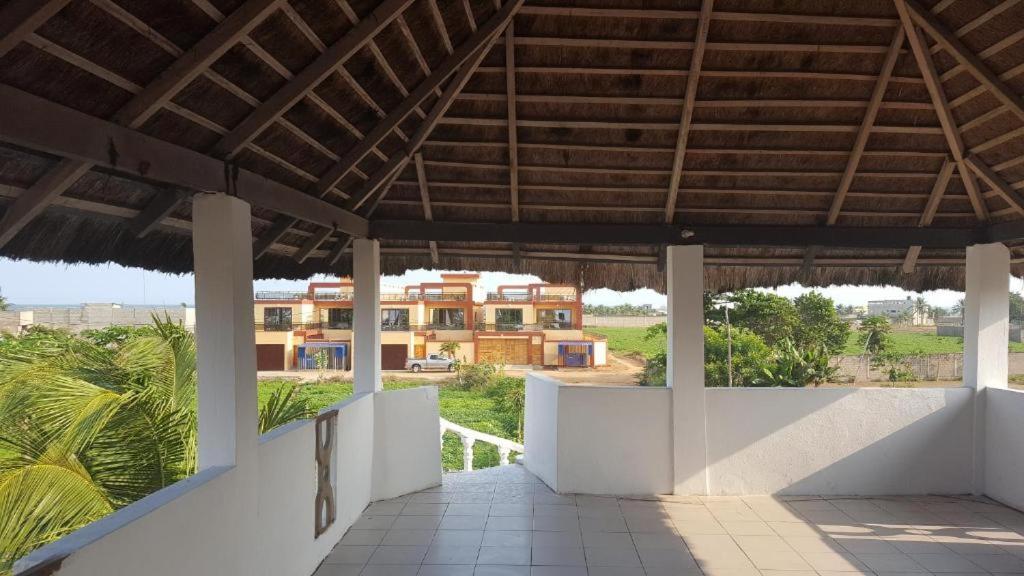 洛美2 chambres salon Baguida的房屋的阳台享有风景。