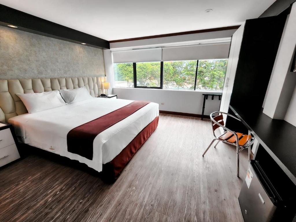 利马Hotel Ferre Miraflores的一间设有大床和窗户的酒店客房