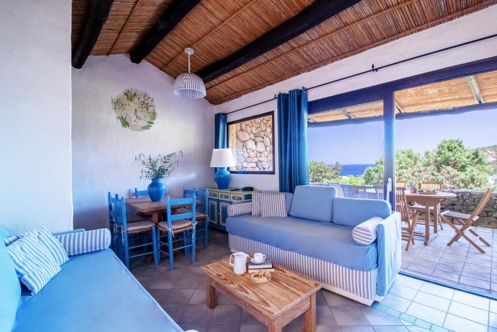 巴哈撒丁岛Residence I Cormorani Bis的客厅配有沙发和桌子
