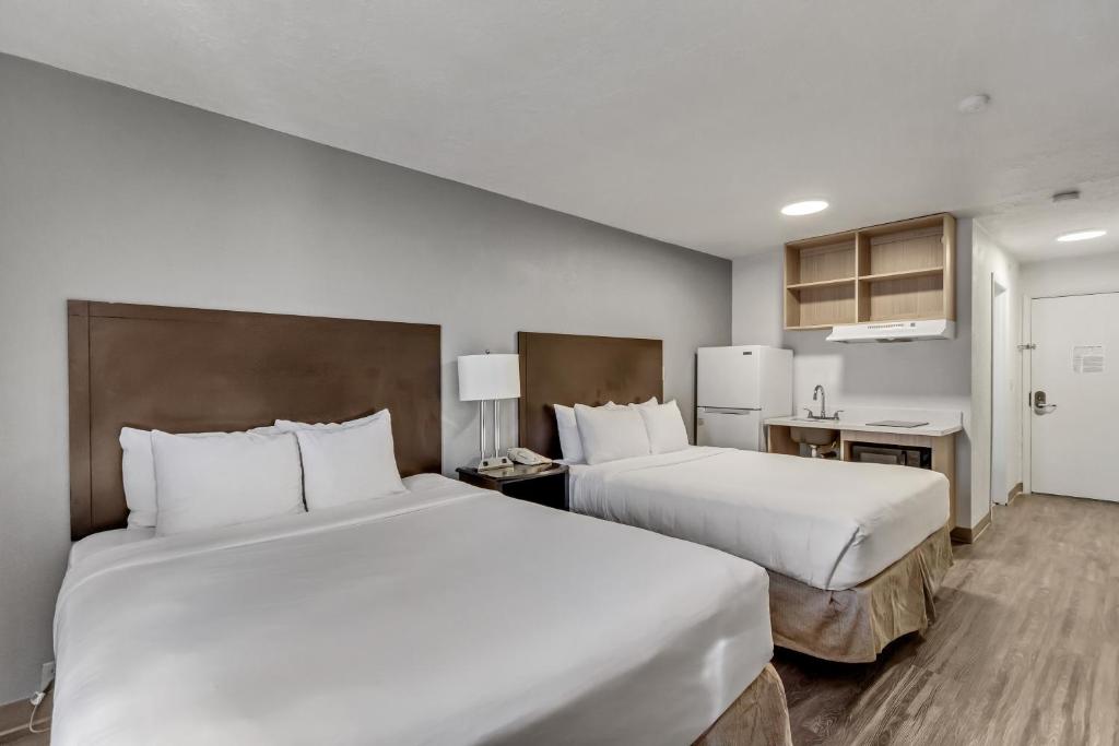 盐湖城Suburban Studios Salt Lake City Airport的酒店客房带两张床和厨房