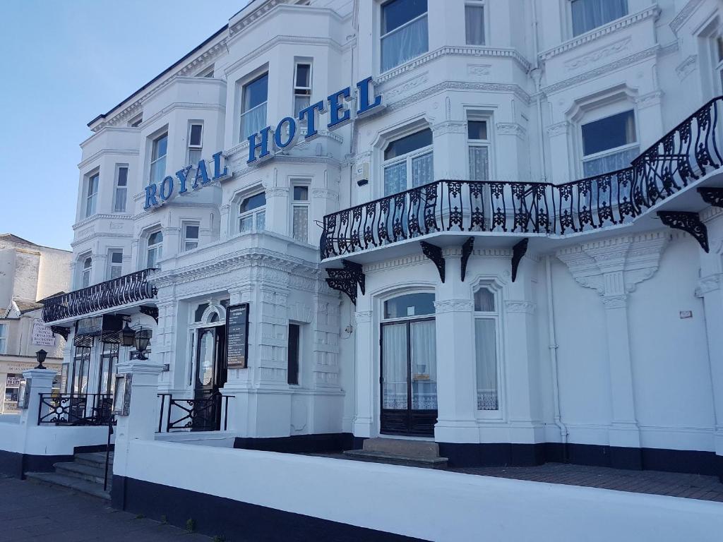 大雅茅斯Royal Hotel Great Yarmouth的白色的建筑,上面有标志