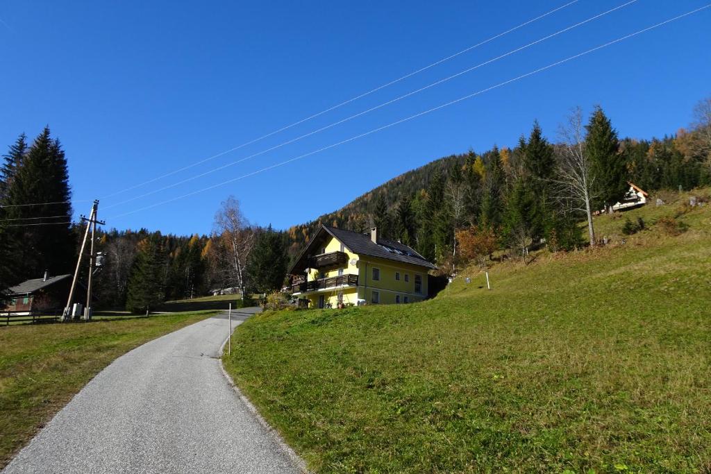 费拉赫Alpenloft Theresia的山坡上的道路房屋