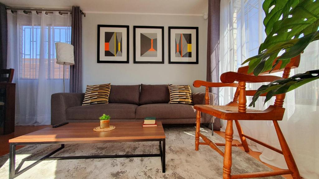 拉塞雷纳Casa Descanso Serena的客厅配有沙发和桌子