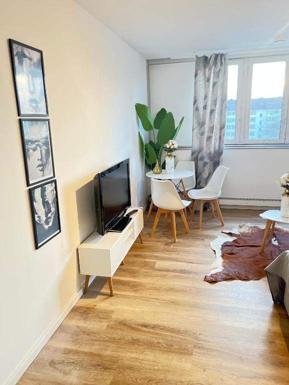 科隆Kölner City Apartment direkt am Zentrum Nähe Hbf的一间带电视和桌子的客厅