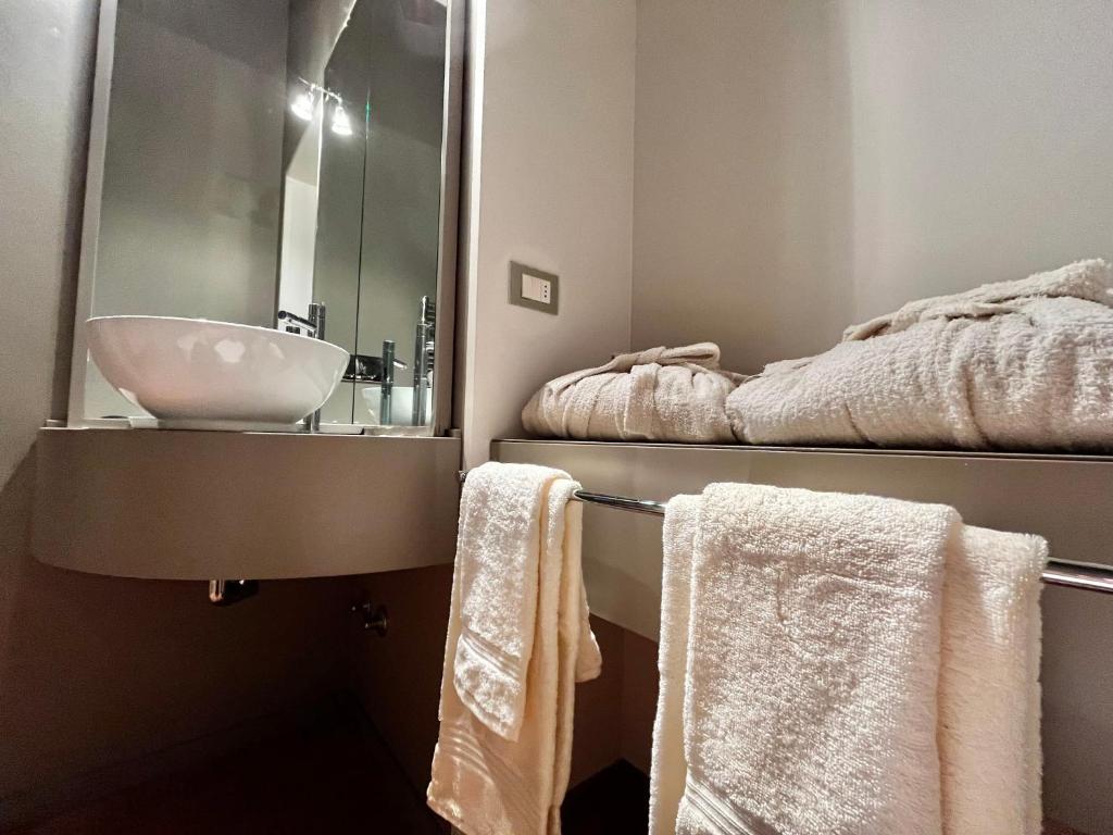 塞拉瓦莱Serravalle Castle Apartment的浴室设有水槽和毛巾架