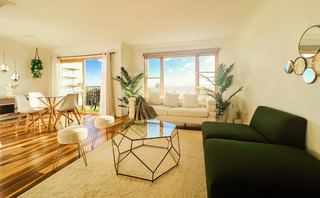 圣地亚哥Sunkissed Boho Hilltop Haven Apartment的客厅配有沙发和桌子