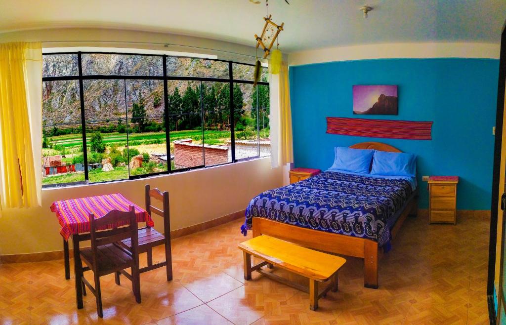 奥兰太坦波Mountain View House Ollantaytambo的一间卧室设有一张床和一个大窗户
