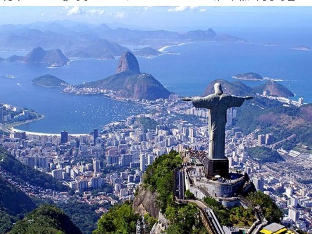 里约热内卢Botafogo Guesthouse的山上基督救世主雕像的景色