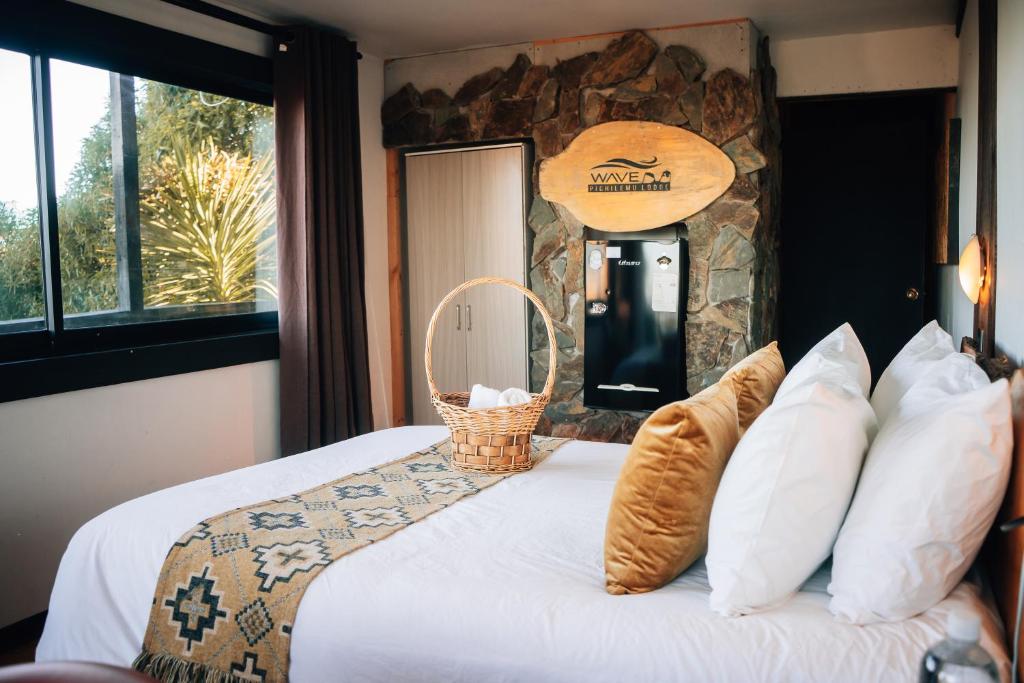 皮奇勒姆Moana Pichilemu Lodge的一间卧室配有一张石墙床