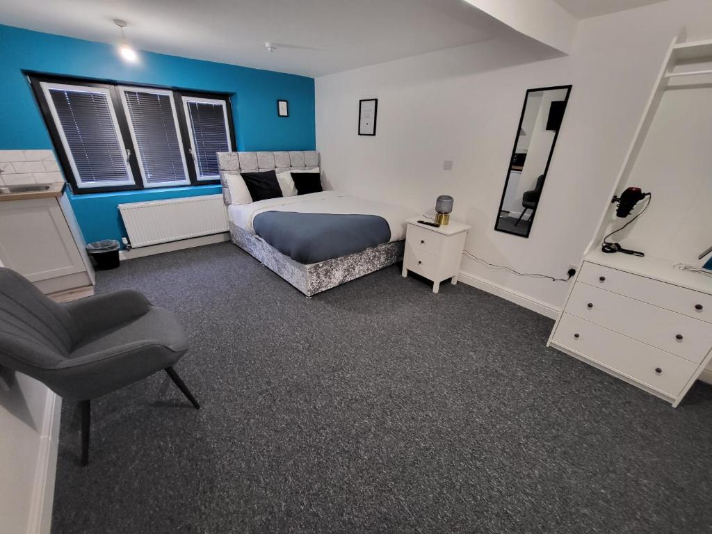 诺丁汉Stay Sleep Rest - Tring Vale的一间卧室配有一张床、梳妆台和椅子