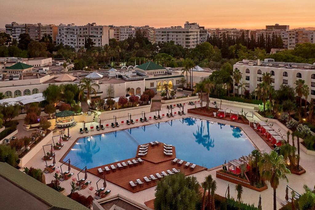 非斯菲斯尼甘宫万豪酒店&度假村的享有度假村内大型游泳池的顶部景致