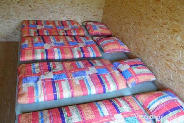 里加Pakavciems pirts的一张带四个枕头的床,位于地板上