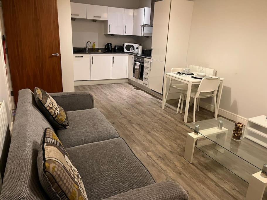 HooApartment in Central Gillingham的带沙发和桌子的客厅以及厨房。