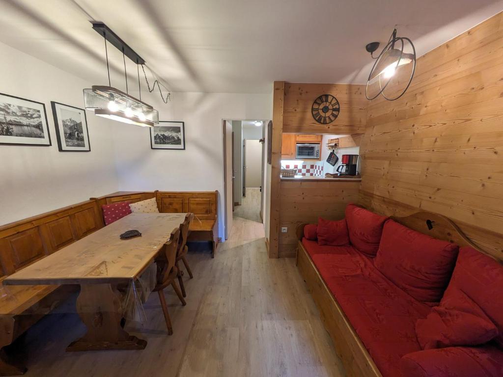 夏蒙尼-勃朗峰Appartement Chamonix-Mont-Blanc, 2 pièces, 4 personnes - FR-1-343-250的客厅配有红色的沙发和桌子