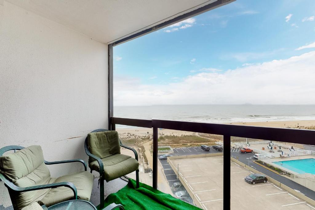 大洋城Golden Sands 618的一个带椅子的阳台,享有海滩美景