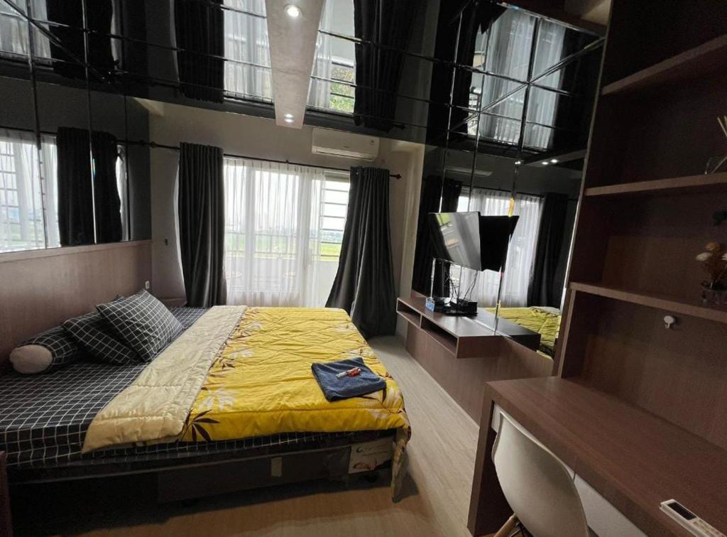SunggalSkyview Setiabudi Apartment的一间卧室配有一张带黄色床单和镜子的床
