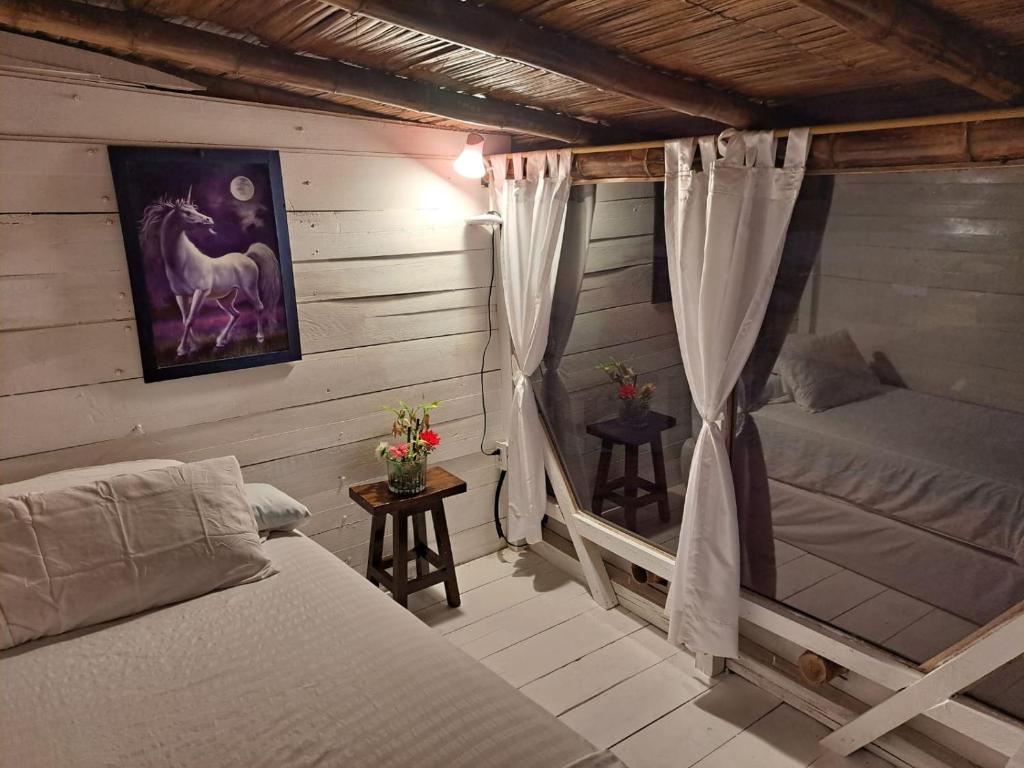 圣维森特Hotel Gabarra Lodge的一间卧室配有一张床,窗户配有马术画
