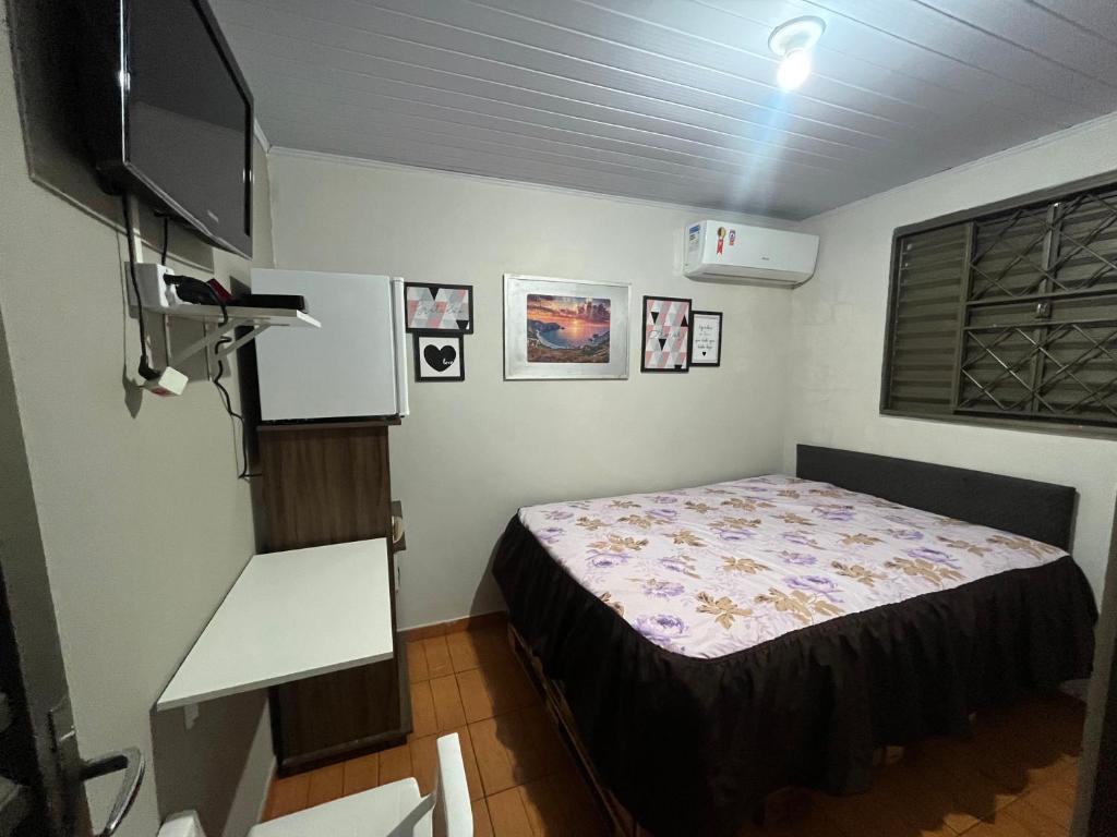 里奥韦尔迪Casa Recanto - Quarto simples的一间卧室配有一张床和一台平面电视