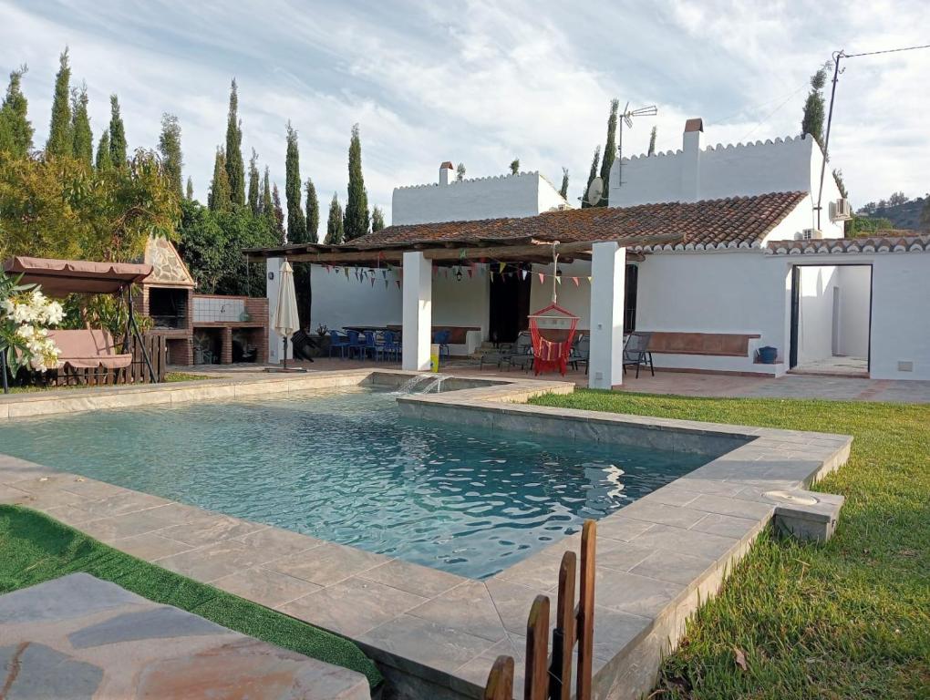 内尔哈Villa Aguacate的一座房子的院子内的游泳池