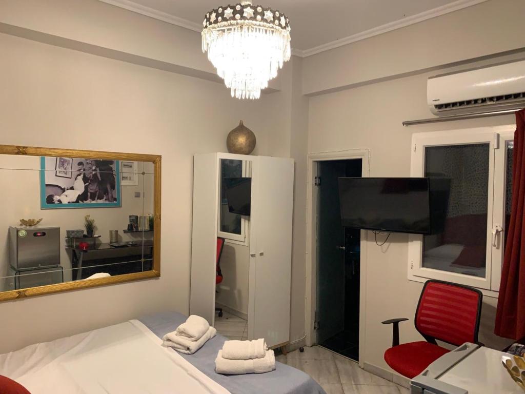 雅典Alexander Luxury House的客房设有床、镜子和电视