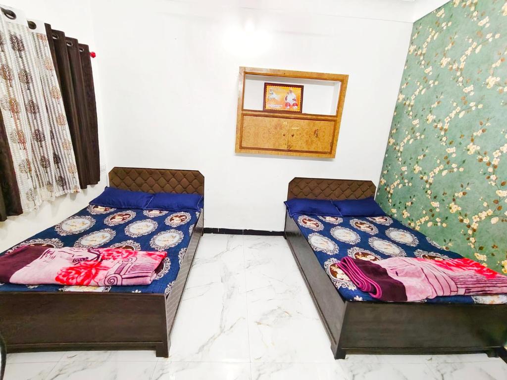 Shivay homestay ujjain客房内的一张或多张床位